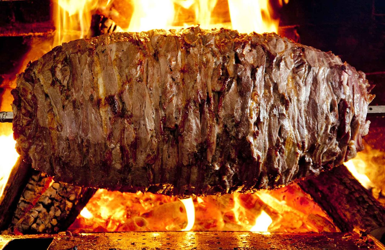 Cağ kebabı odun ateşinde — Ali Usta Oltu Kebap, Balçova İzmir