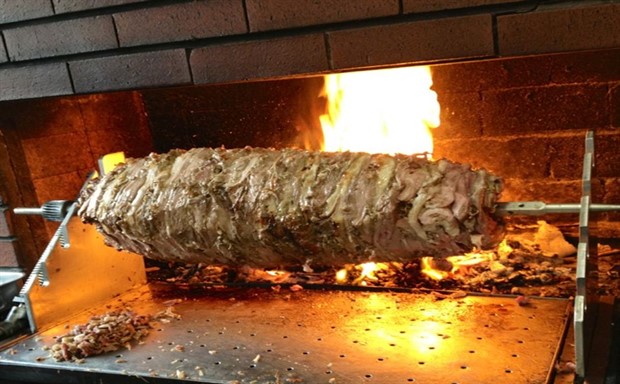 Cağ kebabı şişte odun ateşinde dönerken