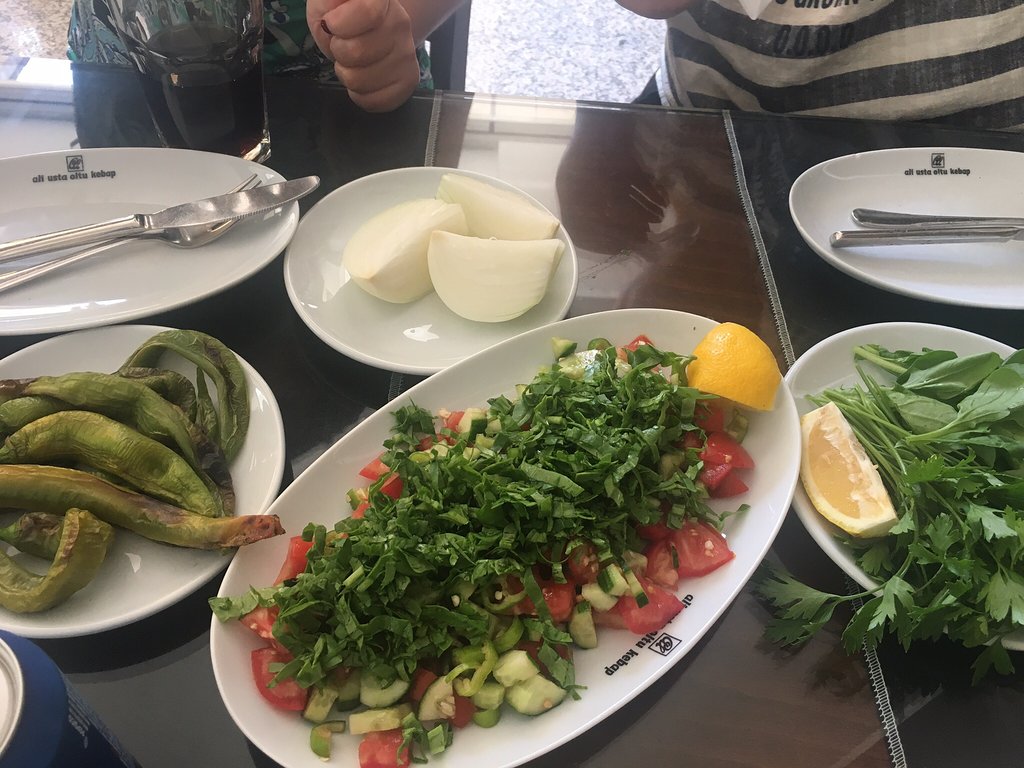 Ali Usta Oltu Kebap markalı tabakta servis edilen cağ kebabı